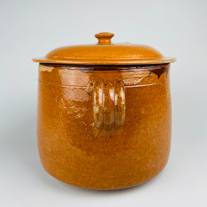Complete antique French confit pot with its matching domed lid in place, two generous loop handles and a softly rounded high-form body. The signed Foucard Jourdan Vallauris marmite has a rich mustard ochre glaze and substantial proportions suited to French farmhouse kitchen decor, rustic home decor or a collected pottery display.
