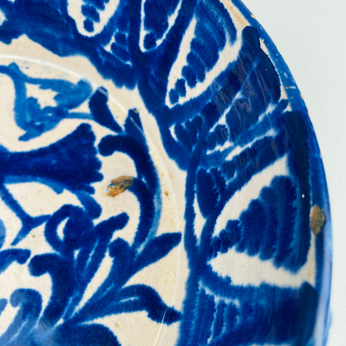Central composition detail of bird and foliage on a Granada Fajalauza ceramic bowl, a classic folk motif associated with abundance and domestic life. Displayed as wall hanging ceramic art or used as a decorative serving bowl, it complements Mediterranean Decor and Cottage Decor interiors.