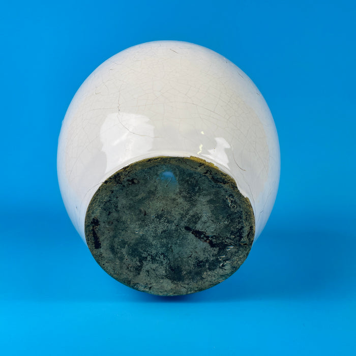 Underside of French confit pot showing unglazed terracotta base and oxidation marks typical of Martres Tolosane 19th century production, confirming its authentic kiln origin and collector’s value.