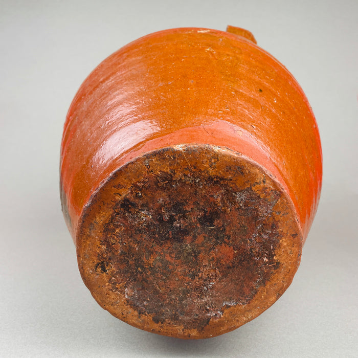 Underside view of the Toledo terracotta orza, revealing unglazed clay with kiln marks, oxidation, and authentic signs of age. The natural terracotta surface and glaze overspray confirm its handcrafted Mediterranean pottery origins, perfect for collectors.