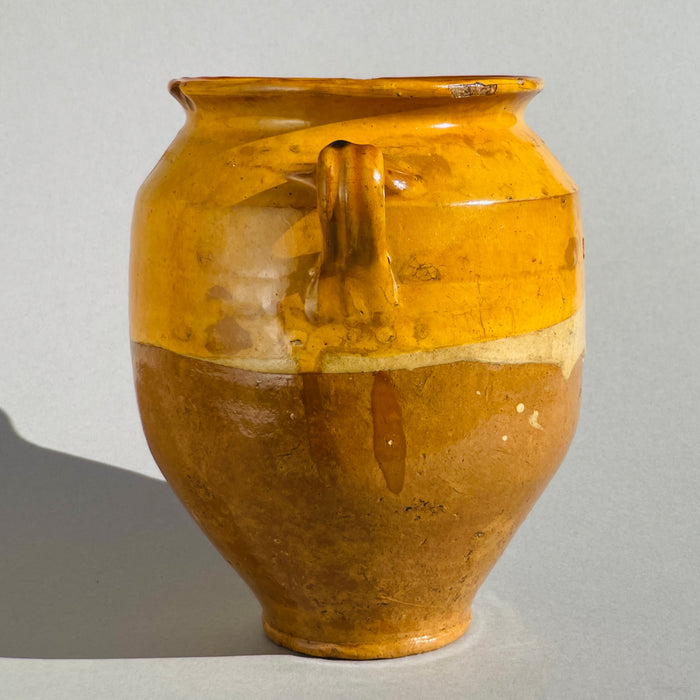 Ochre-glazed French confit pot from the 19th century with handcrafted throwing rings and hand-applied glaze drips, ideal for rustic home decor or antique kitchen collections.