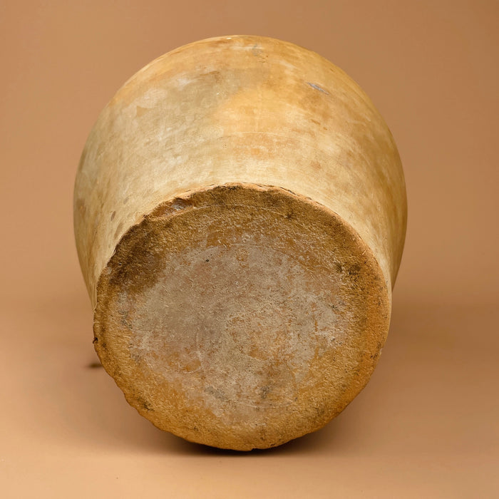 Underside of the earthenware vessel, displaying coarse terracotta and firing traces. The imperfections contribute to its authentic aged appeal, perfect for organic minimalist decor or Spanish rustic interiors.